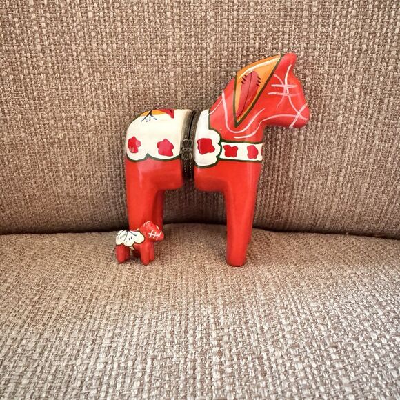 D.N & E.I Dalapferd Swedish Miniature Red Hand painted  Horse & baby trinket set - Picture 1 of 7